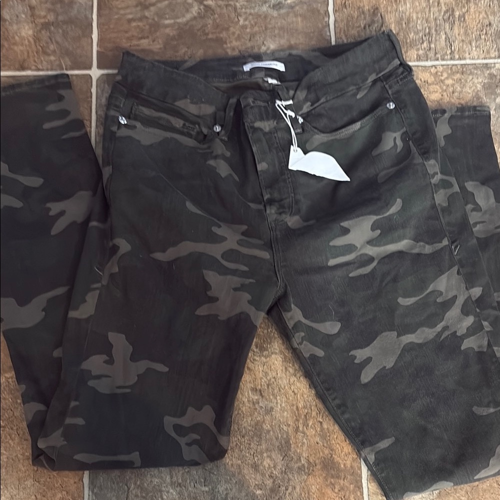 Good American Women’s Camouflage Pants